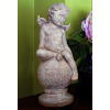 Figurka aniołka siedzącego na kuli – do salonu H 39 cm