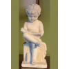 Figurka chłopca czytającego 25 cm – dekoracja do biura