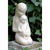 Rzeźba matki z dzieckiem – figurka do ogrodu 36 cm