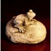 Żaba na skale 7 cm – figurka do oczka wodnego